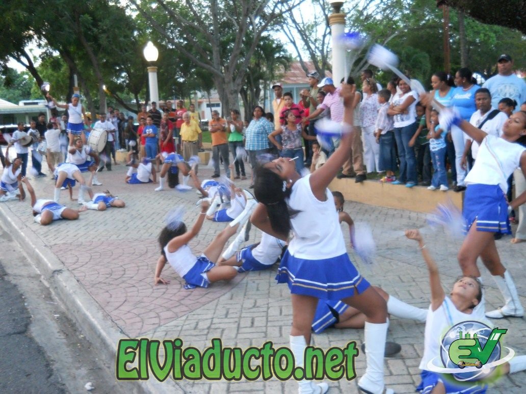 Baton Balet Municipal reciben a la Reina Rosario 2011 en el parque Cáceres